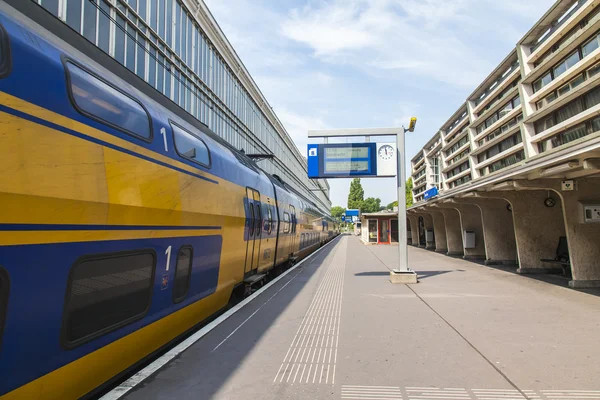 Haarlem, Hollanda, üzerinde 10 Temmuz 2014. Merkez Tren İstasyonu, theplatform, tren — Stok fotoğraf