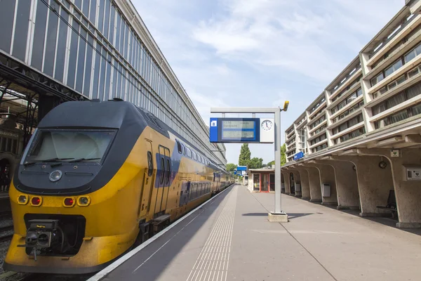 Haarlem, Hollanda, üzerinde 10 Temmuz 2014. Merkez Tren İstasyonu, theplatform, tren — Stok fotoğraf