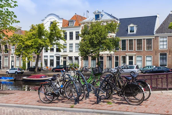 Haarlem, Nizozemsko, na 10 července 2014. typický městský pohled. staré domy — Stock fotografie