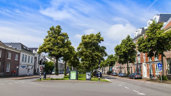 Haarlem, Nizozemsko, na 10 července 2014. typický městský pohled. staré domy — Stock fotografie