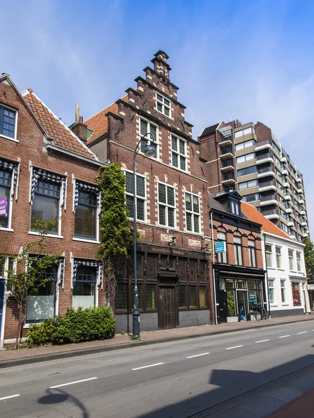 Haarlem, Países Bajos, 10 de julio de 2014. Típica vista urbana. Casas antiguas —  Fotos de Stock