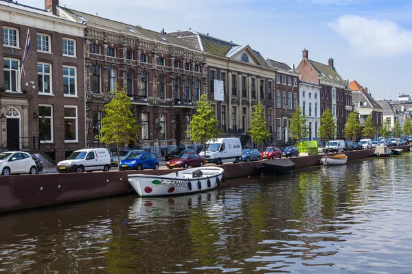 Haarlem, Nederland, op 10 juli 2014. typisch stedelijke weergave. oude huizen — Stockfoto