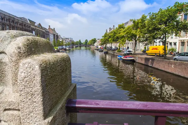 Haarlem, Holanda, em 10 de julho de 2014. Vista urbana típica. Casas antigas — Fotografia de Stock