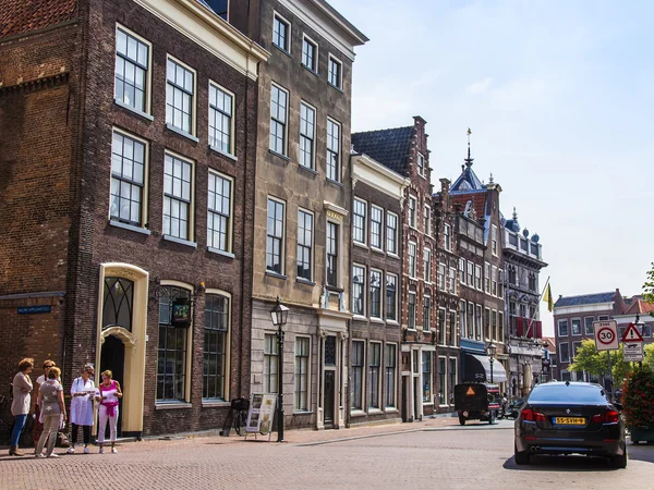 Haarlem, Hollanda, üzerinde 10 Temmuz 2014. tipik kentsel görünümü. eski evleri — Stok fotoğraf