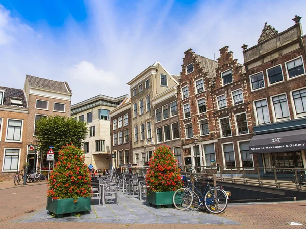 Haarlem, Nederländerna, den 10 juli 2014. typiska urban Visa. gamla hus — Stockfoto