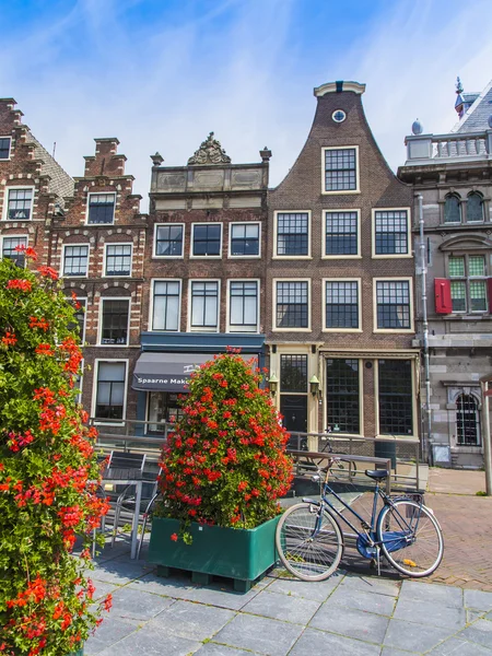 Haarlem, Nederländerna, den 10 juli 2014. typiska urban Visa. gamla hus — Stockfoto