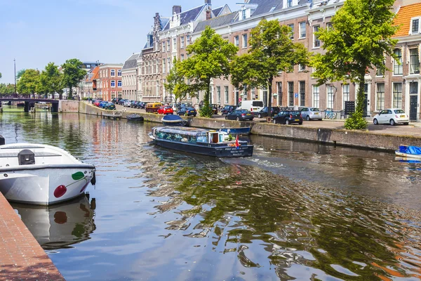 Haarlem, Paesi Bassi, il 10 luglio 2014. Tipica vista urbana. Vecchie case nel argine del canale si riflettono nella sua acqua — Foto Stock