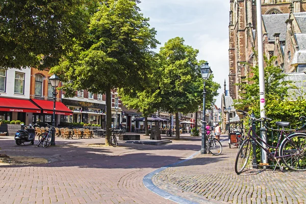 Haarlem, Países Bajos, 10 de julio de 2014. Típica vista urbana. Casas antiguas — Foto de Stock