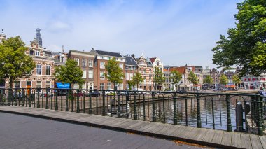 Haarlem, Hollanda, üzerinde 10 Temmuz 2014. tipik kentsel görünümü. Kanal dolgu eski evlerde, suda yansıtılır
