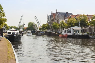 Haarlem, Hollanda, üzerinde 10 Temmuz 2014. tipik kentsel görünümü. eski evleri