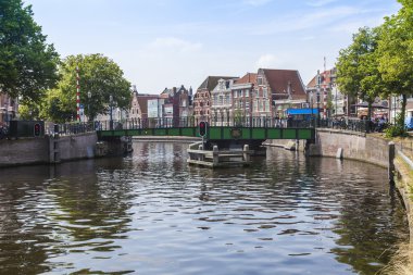 Haarlem, Hollanda, üzerinde 10 Temmuz 2014. tipik kentsel görünümü. Kanal dolgu eski evlerde, suda yansıtılır