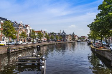 Haarlem, Hollanda, üzerinde 10 Temmuz 2014. tipik kentsel görünümü. Kanal dolgu eski evlerde, suda yansıtılır
