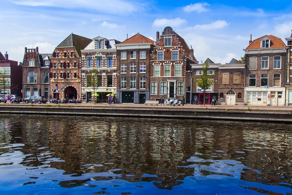 Haarlem, Niederlande, am 10. Juli 2014. typische Stadtansicht. Alte Häuser am Kanaldamm spiegeln sich im Wasser — Stockfoto