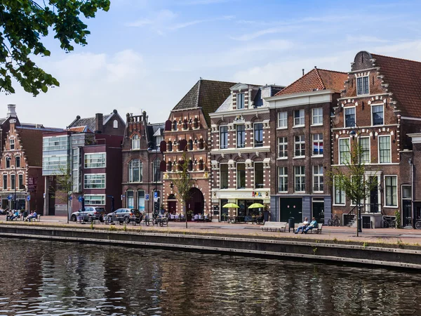 Haarlem, Niederlande, am 10. Juli 2014. typische Stadtansicht. Alte Häuser am Kanaldamm spiegeln sich im Wasser — Stockfoto