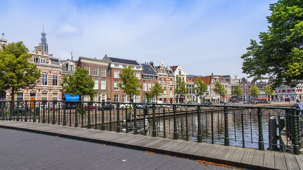 Haarlem, Niederlande, am 10. Juli 2014. typische Stadtansicht. Alte Häuser am Kanaldamm spiegeln sich im Wasser — Stockfoto