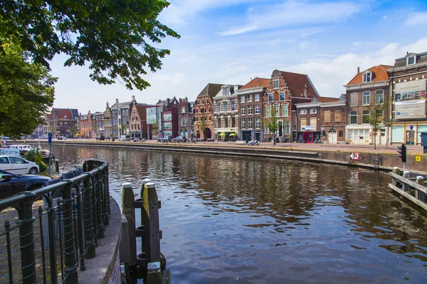 Haarlem, Países Bajos, 11 de julio de 2014. Una vista urbana típica con edificios antiguos — Foto de Stock