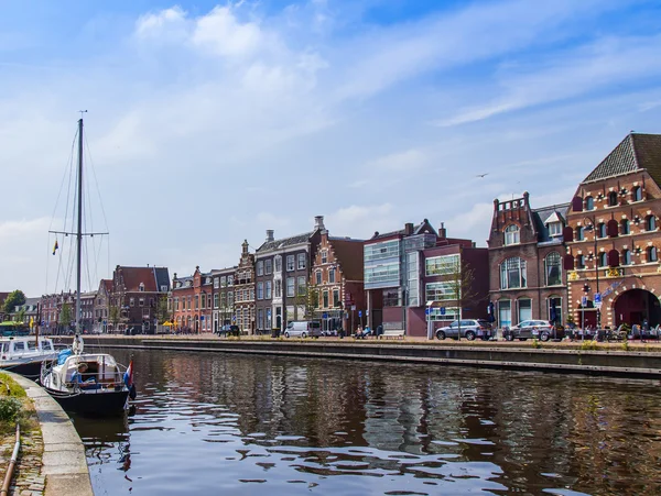 Haarlem, Países Bajos, 11 de julio de 2014. Una vista urbana típica con edificios antiguos — Foto de Stock