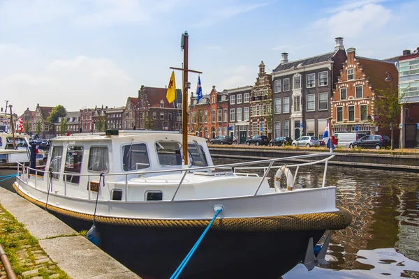 Haarlem, Países Bajos, 10 de julio de 2014. Típica vista urbana. Casas antiguas en el terraplén del canal se reflejan en su agua —  Fotos de Stock