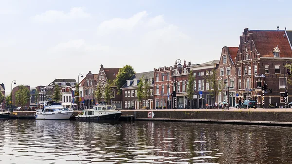 2014 年 7 月 10 日荷兰哈勒姆。典型的城市景观。里运河大堤的老宅，反映在它的水 — 图库照片