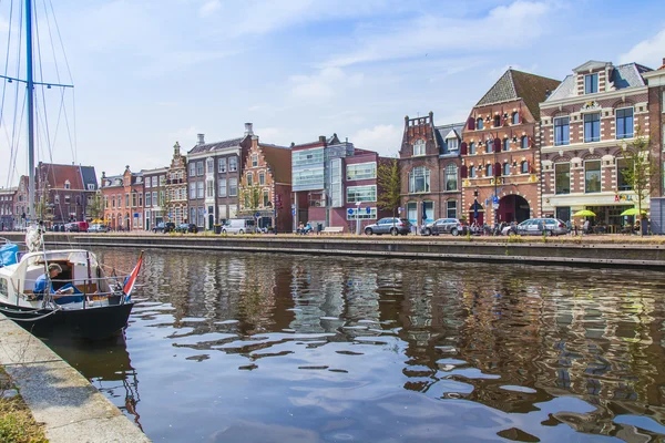 Haarlem, Países Bajos, 10 de julio de 2014. Típica vista urbana. Casas antiguas en el terraplén del canal se reflejan en su agua — Foto de Stock