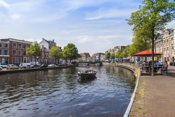 Haarlem, Holanda, em 10 de julho de 2014. Vista urbana típica. Casas antigas no aterro do canal são refletidas em sua água — Fotografia de Stock