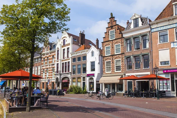 Haarlem, Países Bajos, 10 de julio de 2014. Típica vista urbana. Casas antiguas — Foto de Stock