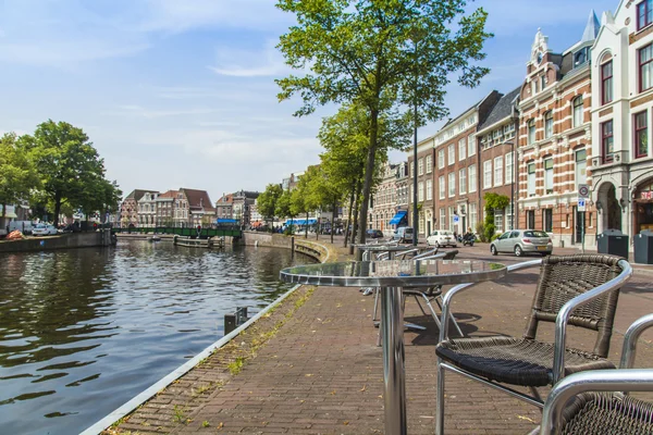 Haarlem, Países Bajos, 10 de julio de 2014. Típica vista urbana. Casas antiguas en el terraplén del canal se reflejan en su agua — Foto de Stock