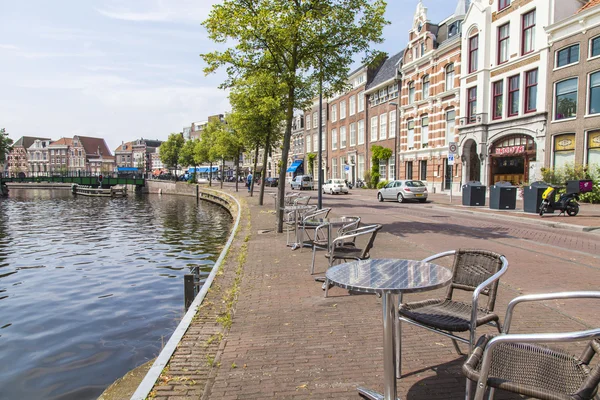 Haarlem, Niederlande, am 10. Juli 2014. typische Stadtansicht. Alte Häuser am Kanaldamm spiegeln sich im Wasser — Stockfoto