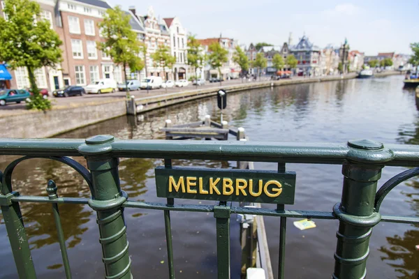 Haarlem, Hollanda, üzerinde 10 Temmuz 2014. tipik kentsel görünümü. Kanal dolgu eski evlerde, suda yansıtılır — Stok fotoğraf