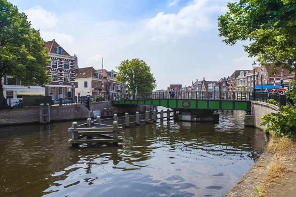 Haarlem, Holanda, em 10 de julho de 2014. Vista urbana típica. Casas antigas no aterro do canal são refletidas em sua água — Fotografia de Stock