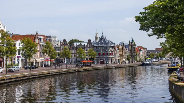 Haarlem, Niederlande, am 10. Juli 2014. typische Stadtansicht. Alte Häuser am Kanaldamm spiegeln sich im Wasser — Stockfoto