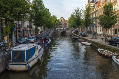 Amsterdam, Hollanda, üzerinde 10 Temmuz 2014. kanal kıyısında evleriyle tipik kentsel görünümü
