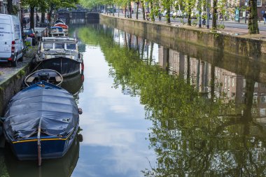 Amsterdam, Hollanda, üzerinde 10 Temmuz 2014. kanal kıyısında evleriyle tipik kentsel görünümü