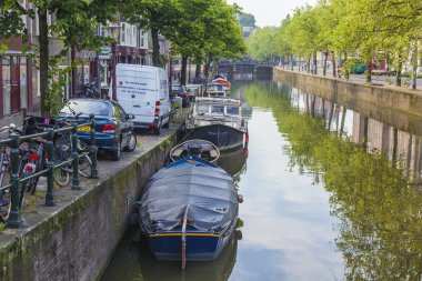 Amsterdam, Hollanda, üzerinde 10 Temmuz 2014. kanal kıyısında evleriyle tipik kentsel görünümü