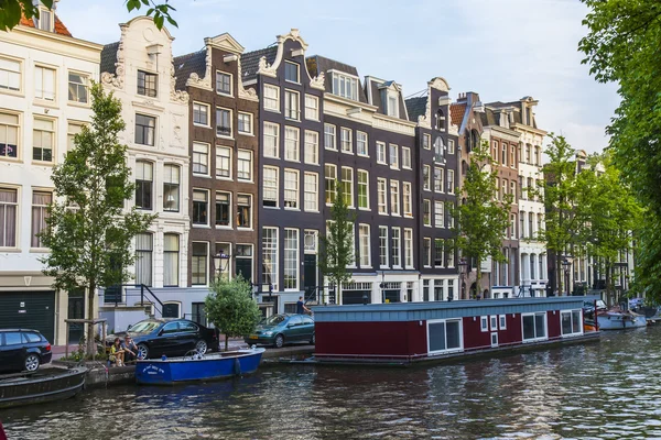 Амстердам, Нидерланды, 10 июля 2014 года. Типичный вид на город. Жилые лодки на канале — стоковое фото