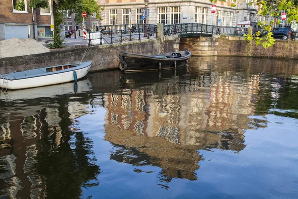 อัมสเตอร์ดัม เนเธอร์แลนด์ วันที่ 10 กรกฎาคม 2014 วิวเมืองทั่วไปที่มีบ้านบนฝั่งของช่อง — ภาพถ่ายสต็อก