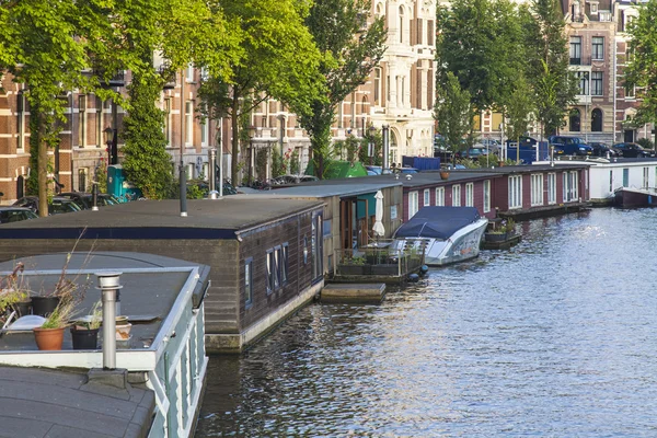 2014 年 7 月 10 日に、オランダのアムステルダム。典型的な都市の眺め。チャネルの無人ボート — ストック写真