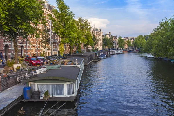 Amsterdam, Pays-Bas, le 10 juillet 2014. Vue urbaine typique. Bateaux habités sur le canal — Photo