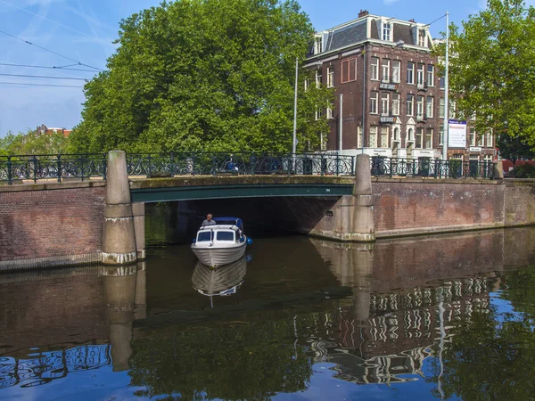 Amsterdam, Paesi Bassi, il 10 luglio 2014. Tipica vista urbana con case sulla riva del canale — Foto Stock