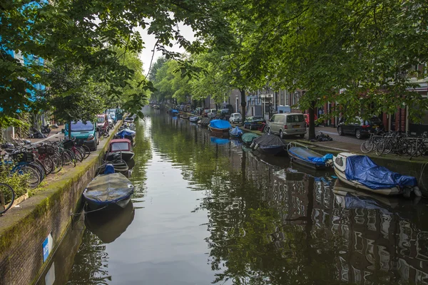 Αμστερνταμ, κάτω χώρες, την 10 Ιουλίου 2014. τυπικό αστικό θέα με σπίτια στην όχθη του καναλιού — Φωτογραφία Αρχείου