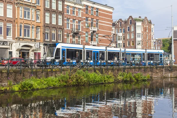 Amsterdam, Nizozemsko, na 10 července 2014. typický městský pohled — Stock fotografie