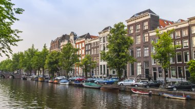 Amsterdam, Hollanda, üzerinde 10 Temmuz 2014. kanal kıyısında eski binalar ile tipik kentsel görünümü