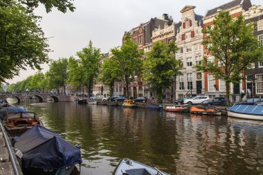 Amsterdam, Hollanda, üzerinde 10 Temmuz 2014. kanal kıyısında evleriyle tipik kentsel görünümü