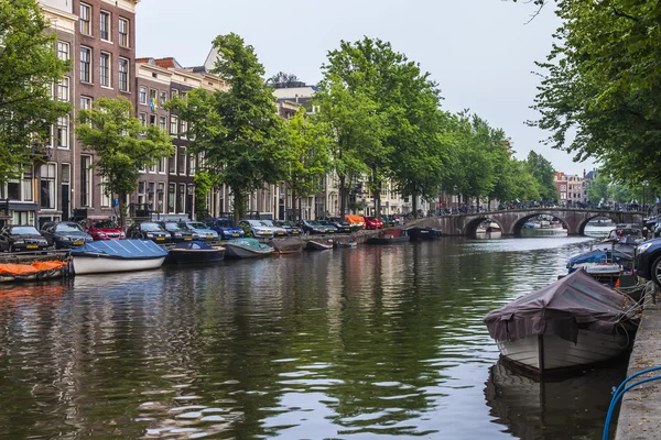 Ámsterdam, Países Bajos, 10 de julio de 2014. Típica vista urbana con casas a orillas del canal — Foto de Stock