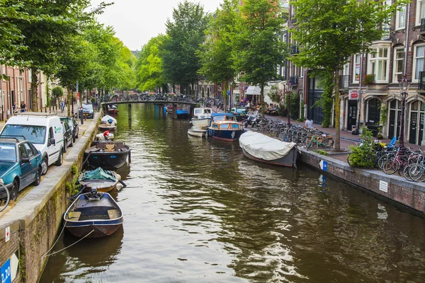 Amsterdam, Hollanda, üzerinde 10 Temmuz 2014. kanal kıyısında evleriyle tipik kentsel görünümü