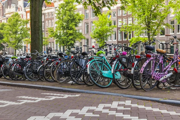 Амстердам, Нидерланды, 10 июля 2014 года. Типичный вид на город — стоковое фото