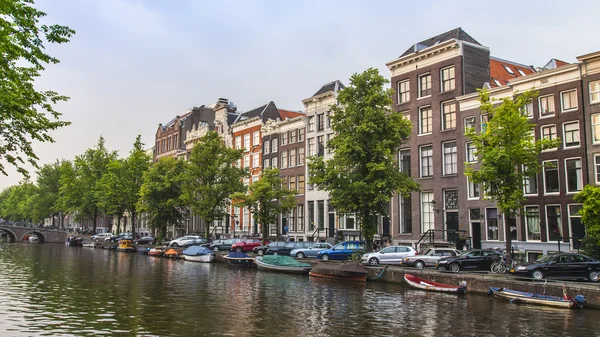 Amsterdam, Nederland, op 10 juli 2014. typisch stedelijke weergave met oude gebouwen aan de oever van het kanaal — Stockfoto