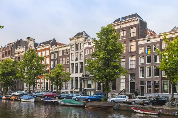 Amsterdam, Hollanda, üzerinde 10 Temmuz 2014. kanal kıyısında evleriyle tipik kentsel görünümü — Stok fotoğraf
