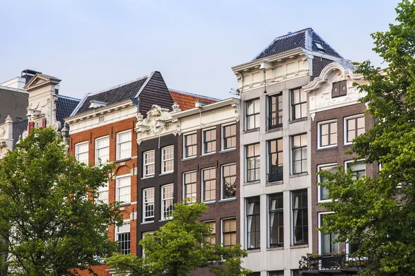 Ámsterdam, Países Bajos, 10 de julio de 2014. Típica fachada de la antigua casa — Foto de Stock