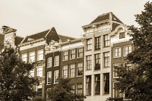 Amsterdam, Netherlands, on July 10, 2014. Typical facade of the old house — Stock Photo, Image